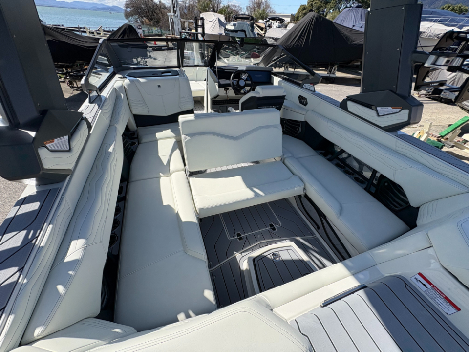 ノーティックボート G23 2026年モデル メインフロアー