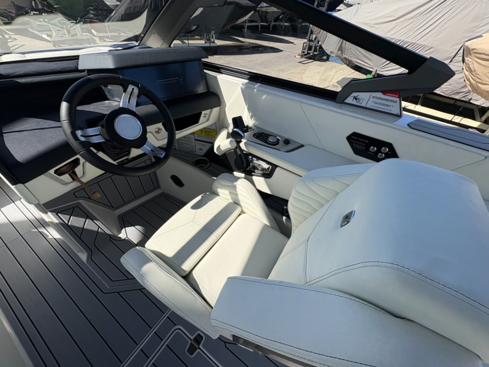 ノーティックボート G23 2026年モデル コックピット