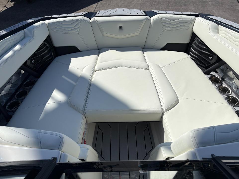 ノーティックボート G23 2026年モデル バウ写真