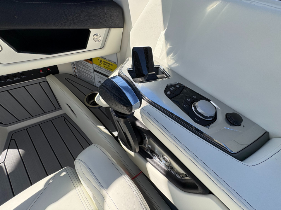 ノーティックボート G23 2026年モデル 運転席周り