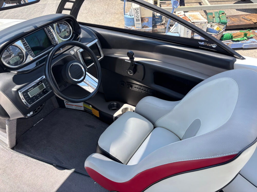 MALIBU 21VLX 2013model コックピット全体